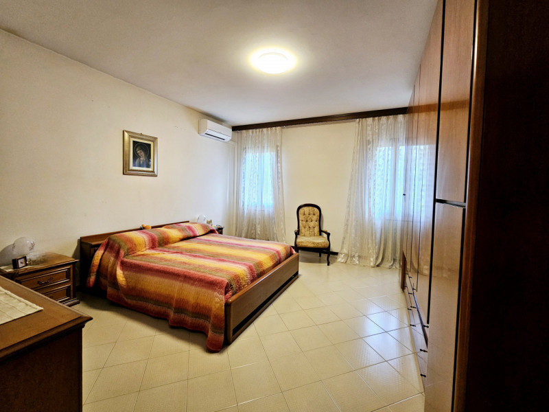 Proponiamo in vendita a Casale di Scodosia, spaziosa casa singola, ubicata in un contesto tranqui...