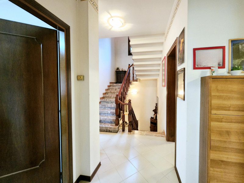 Proponiamo in vendita a Casale di Scodosia, spaziosa casa singola, ubicata in un contesto tranqui...