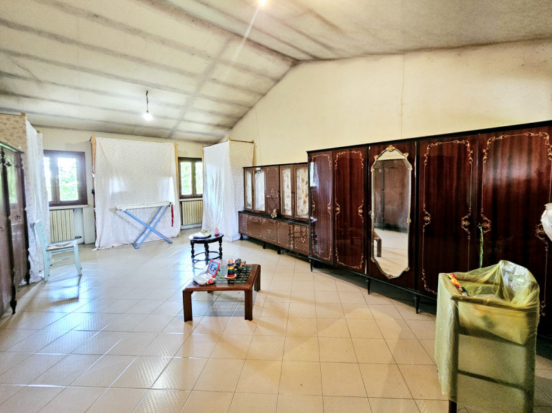 Proponiamo in vendita a Casale di Scodosia, spaziosa casa singola, ubicata in un contesto tranqui...