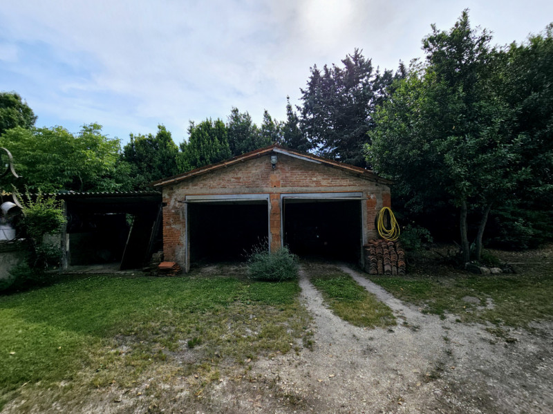 Proponiamo in vendita a Casale di Scodosia, spaziosa casa singola, ubicata in un contesto tranqui...