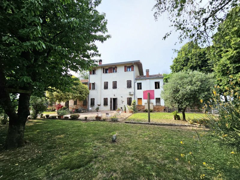 Proponiamo in vendita a Casale di Scodosia, spaziosa casa singola, ubicata in un contesto tranqui...