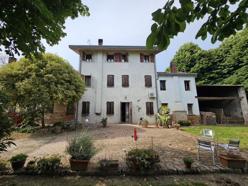 Proponiamo in vendita a Casale di Scodosia, spaziosa casa singola, ubicata in un contesto tranqui...