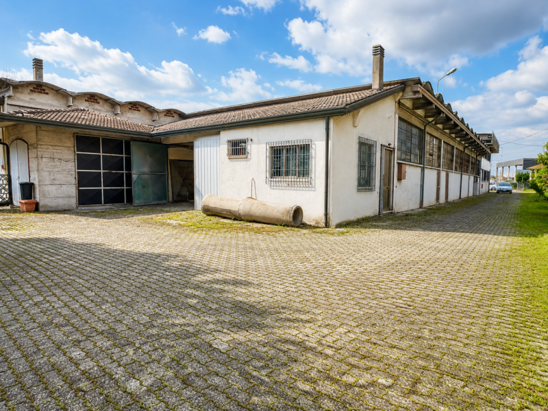 In vendita un ampio capannone situato nel cuore della zona industriale di Grantorto, con una supe...