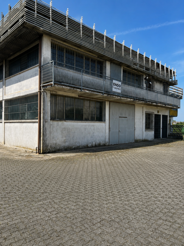 In vendita un ampio capannone situato nel cuore della zona industriale di Grantorto, con una supe...