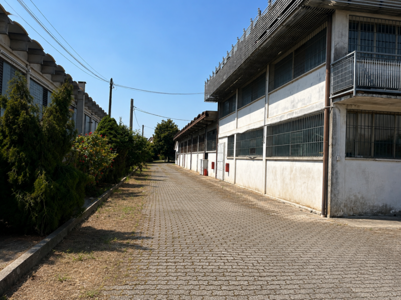 In vendita un ampio capannone situato nel cuore della zona industriale di Grantorto, con una supe...