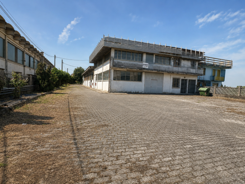 In vendita un ampio capannone situato nel cuore della zona industriale di Grantorto, con una supe...