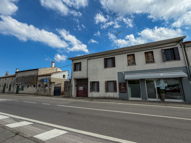 Proponiamo in vendita un'interessante soluzione semindipendente, situata nella zona centrale di P...