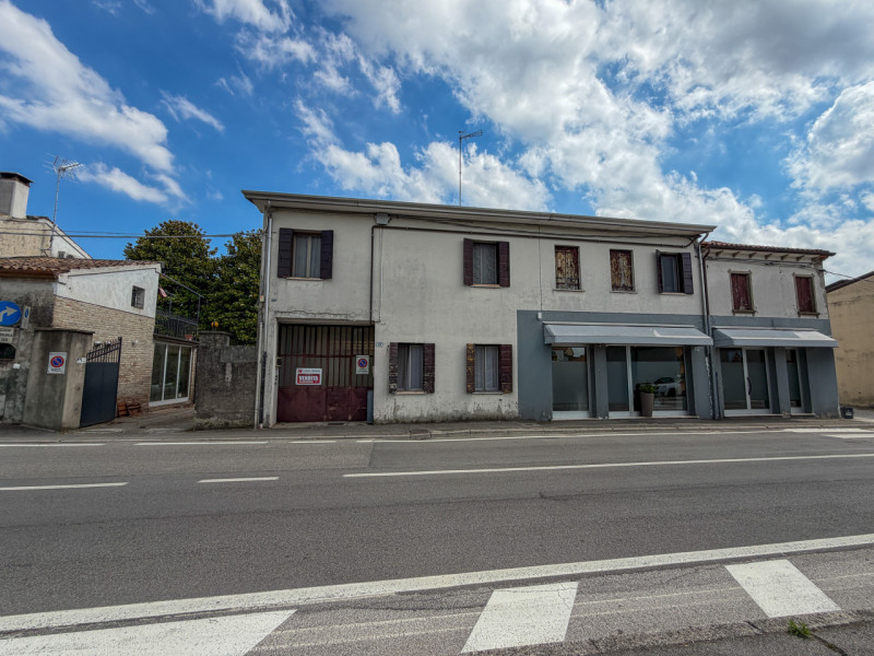 Proponiamo in vendita un'interessante soluzione semindipendente, situata nella zona centrale di P...