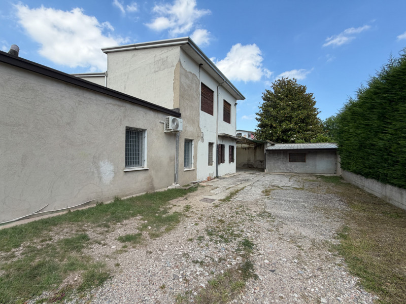 Proponiamo in vendita un'interessante soluzione semindipendente, situata nella zona centrale di P...