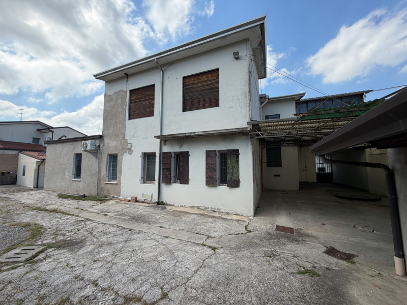 Proponiamo in vendita un'interessante soluzione semindipendente, situata nella zona centrale di P...