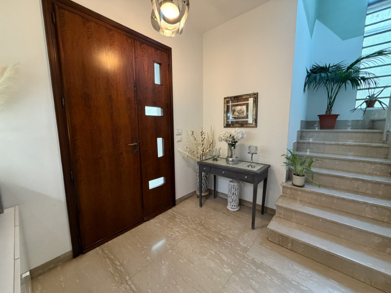 Proponiamo in vendita un'interessante soluzione semindipendente, situata nella zona centrale di P...