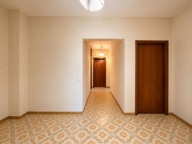 Proponiamo in vendita un'interessante soluzione semindipendente, situata nella zona centrale di P...