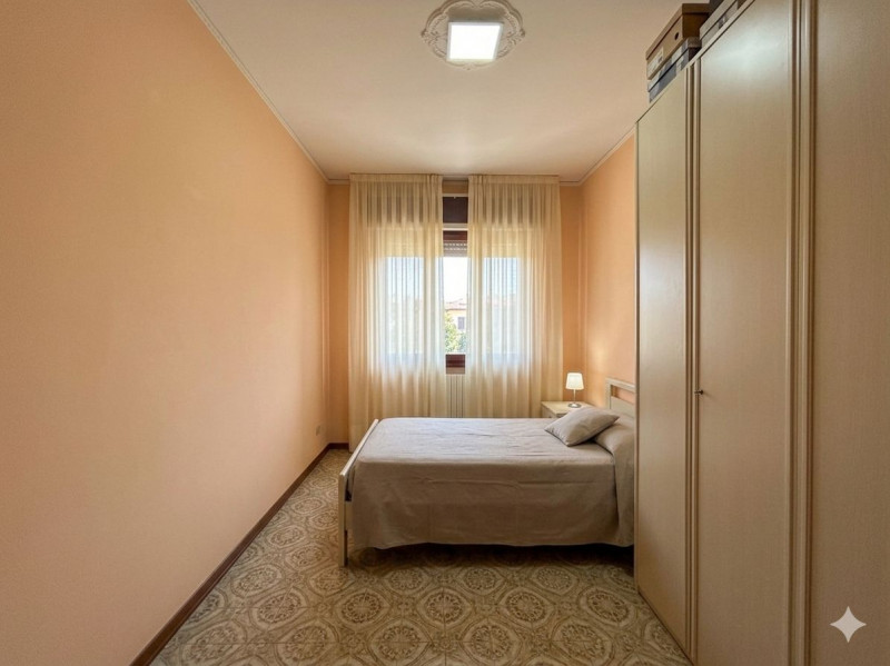 Proponiamo in vendita un'interessante soluzione semindipendente, situata nella zona centrale di P...
