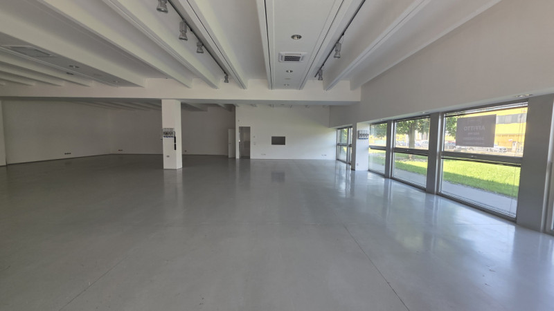 In zona industriale e commerciale, proponiamo in locazione ampio spazio al piano terra di circa 4...