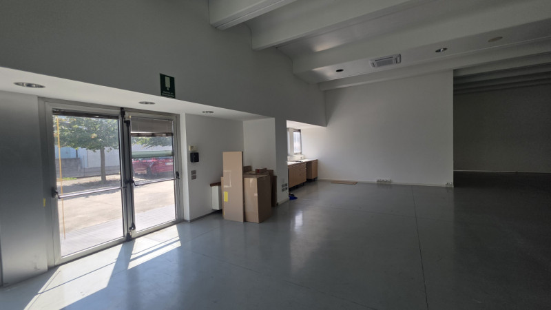 In zona industriale e commerciale, proponiamo in locazione ampio spazio al piano terra di circa 4...