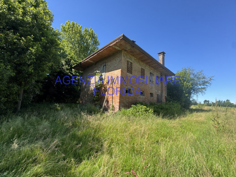 A Loreggia, immerso nella quiete della campagna e circondato da oltre 30.000 mq. di verde privato...