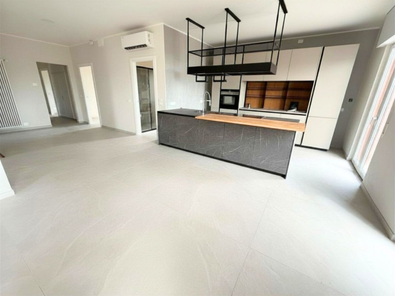 SPAZIOSO APPARTAMENTO INTEGRALMENTE RISTRUTTURATO ARREDATO DI CUCINA NUOVA A RIDOSSO DEL CENTRO S...
