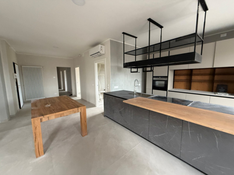 SPAZIOSO APPARTAMENTO INTEGRALMENTE RISTRUTTURATO ARREDATO DI CUCINA NUOVA A RIDOSSO DEL CENTRO S...