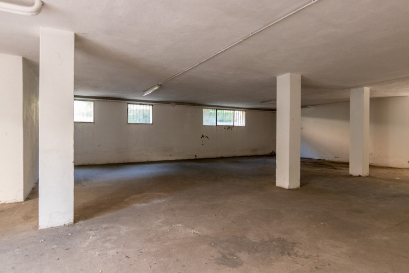 In posizione strategica e particolarmente richiesta, proponiamo in vendita un esclusivo garage/ma...