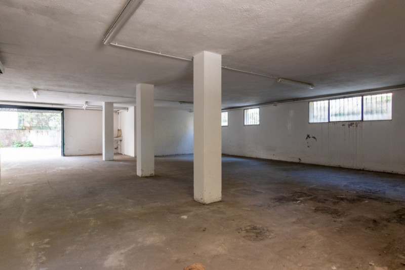 In posizione strategica e particolarmente richiesta, proponiamo in vendita un esclusivo garage/ma...