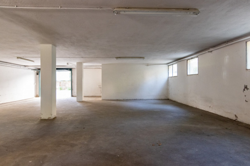 In posizione strategica e particolarmente richiesta, proponiamo in vendita un esclusivo garage/ma...
