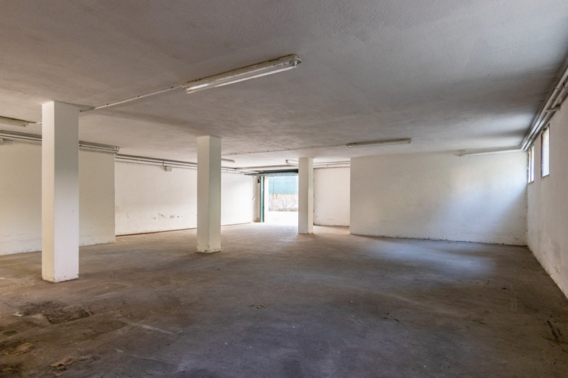 In posizione strategica e particolarmente richiesta, proponiamo in vendita un esclusivo garage/ma...