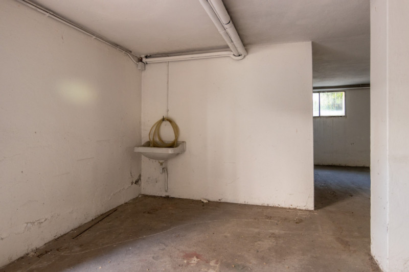 In posizione strategica e particolarmente richiesta, proponiamo in vendita un esclusivo garage/ma...