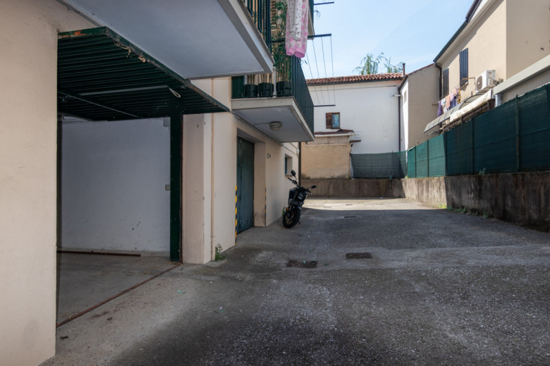 In posizione strategica e particolarmente richiesta, proponiamo in vendita un esclusivo garage/ma...