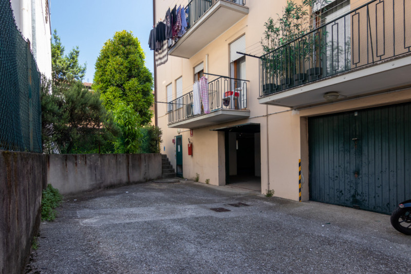In posizione strategica e particolarmente richiesta, proponiamo in vendita un esclusivo garage/ma...