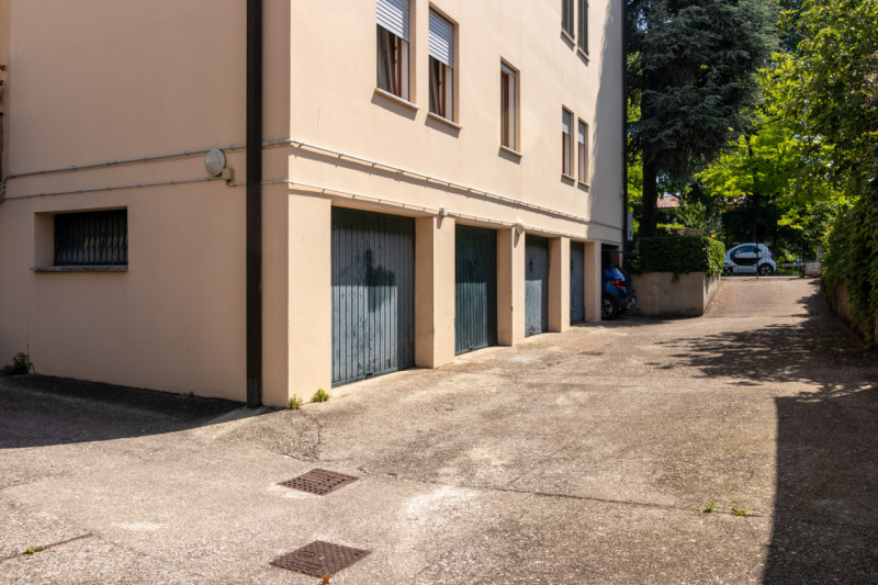 In posizione strategica e particolarmente richiesta, proponiamo in vendita un esclusivo garage/ma...