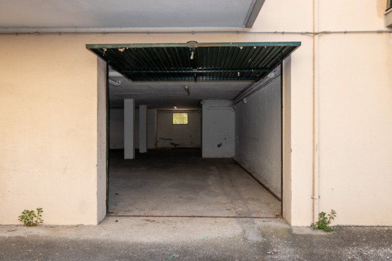 In posizione strategica e particolarmente richiesta, proponiamo in vendita un esclusivo garage/ma...
