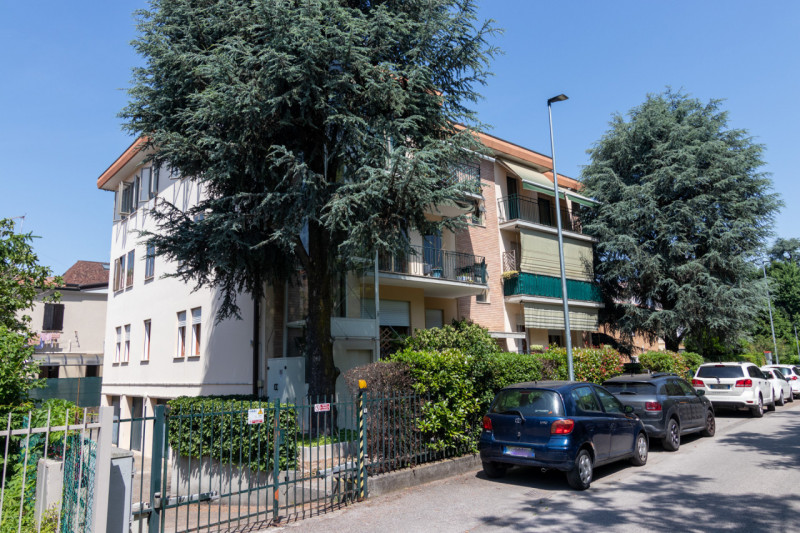 In posizione strategica e particolarmente richiesta, proponiamo in vendita un esclusivo garage/ma...