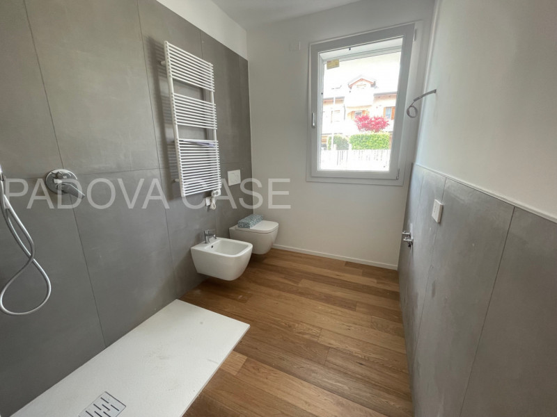 PADOVA - ZONA MADONNA PELLEGRINA

La soluzione disposta su un unico livello si sviluppa con:
- in...
