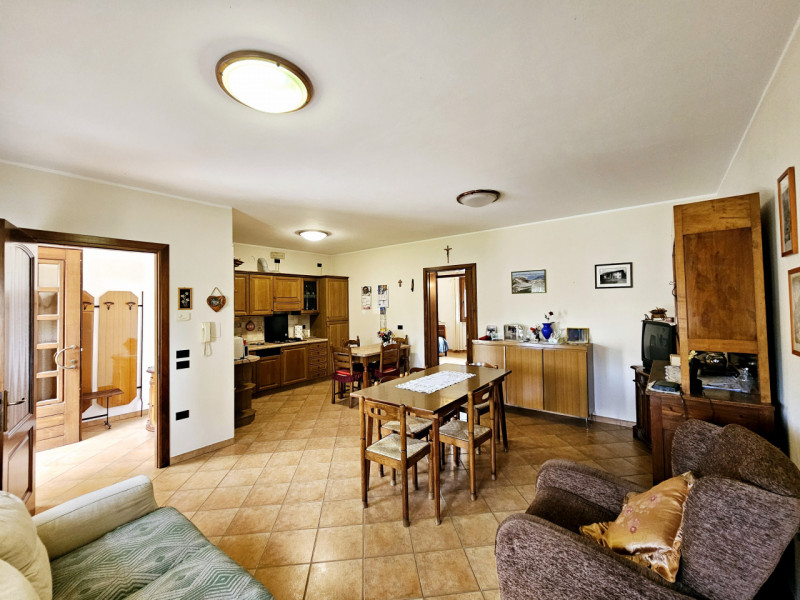 In un bel quartiere residenziale, comodo al centro di Villa Estense, proponiamo in vendita casa a...