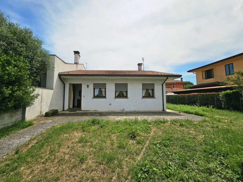 In un bel quartiere residenziale, comodo al centro di Villa Estense, proponiamo in vendita casa a...