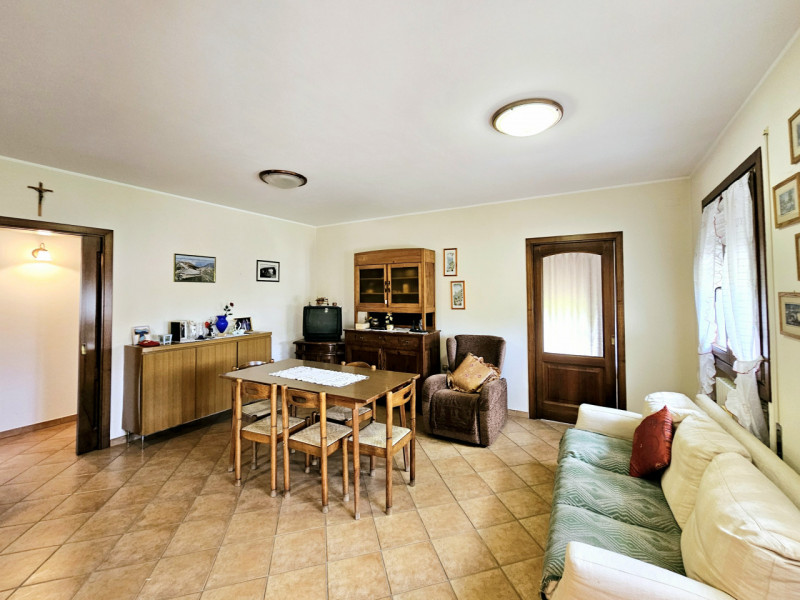 In un bel quartiere residenziale, comodo al centro di Villa Estense, proponiamo in vendita casa a...