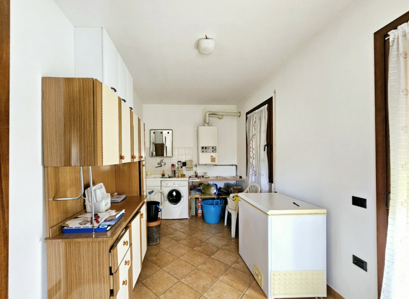 In un bel quartiere residenziale, comodo al centro di Villa Estense, proponiamo in vendita casa a...