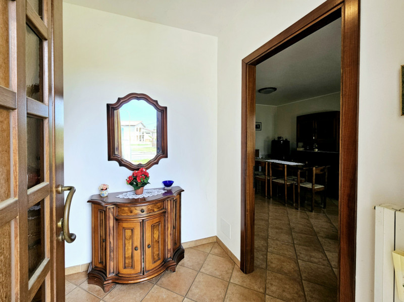 In un bel quartiere residenziale, comodo al centro di Villa Estense, proponiamo in vendita casa a...