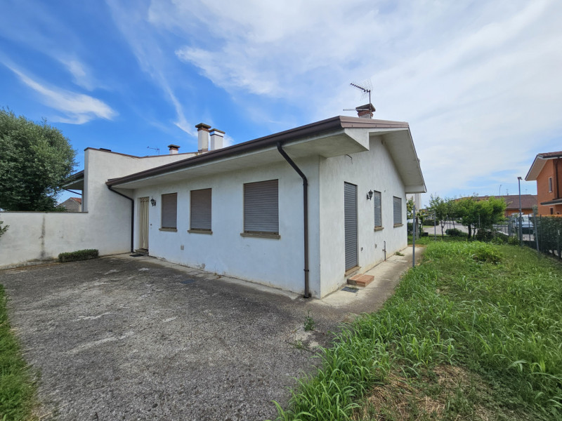 In un bel quartiere residenziale, comodo al centro di Villa Estense, proponiamo in vendita casa a...