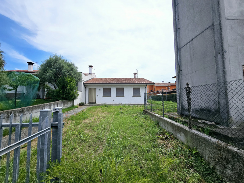 In un bel quartiere residenziale, comodo al centro di Villa Estense, proponiamo in vendita casa a...