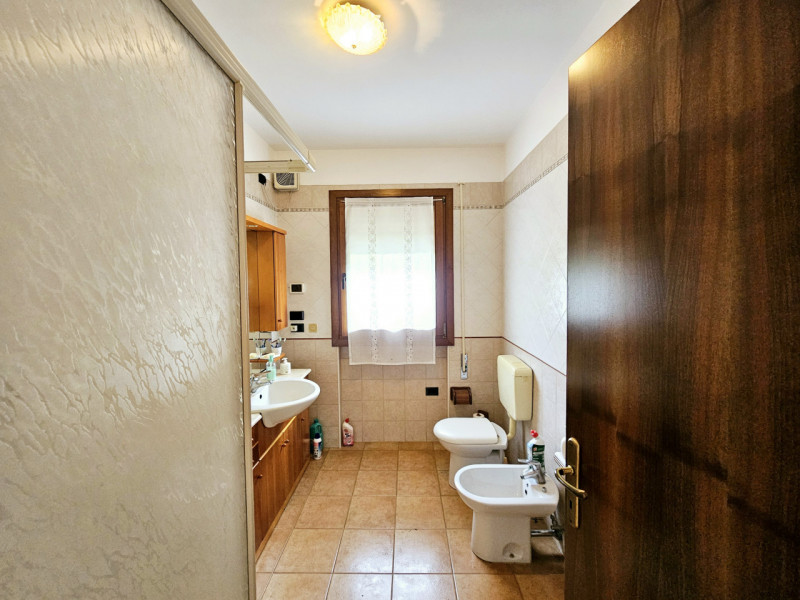 In un bel quartiere residenziale, comodo al centro di Villa Estense, proponiamo in vendita casa a...
