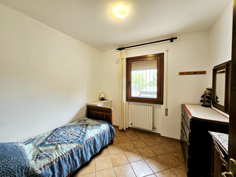 In un bel quartiere residenziale, comodo al centro di Villa Estense, proponiamo in vendita casa a...