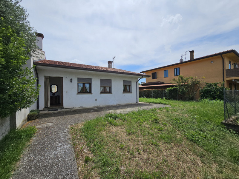 In un bel quartiere residenziale, comodo al centro di Villa Estense, proponiamo in vendita casa a...