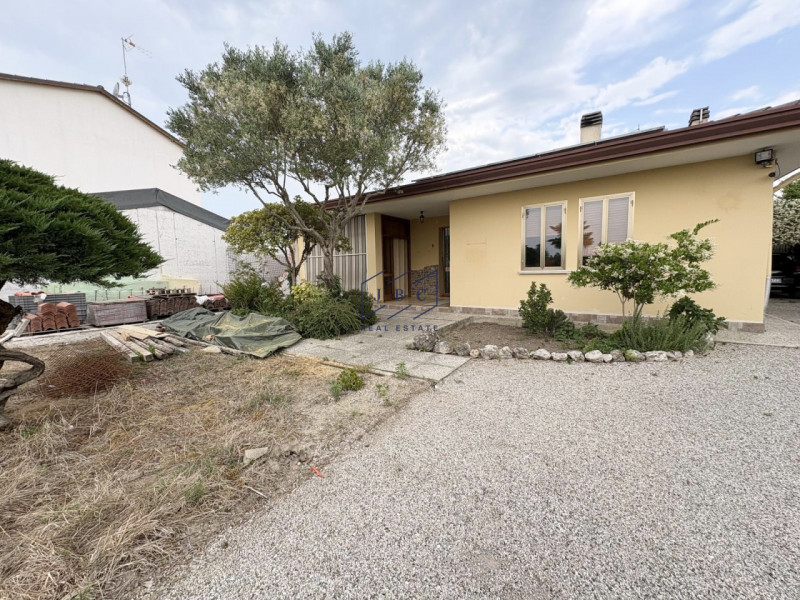 Oderzo - (Treviso) 
Proponiamo in vendita una graziosa casa singola a 4,5 km dal centro di Oderzo...