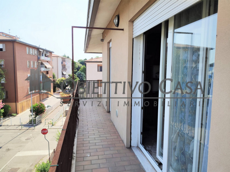Proponiamo in affitto uno spazioso appartamento situato nel quartiere Guizza a due minuti a piedi...