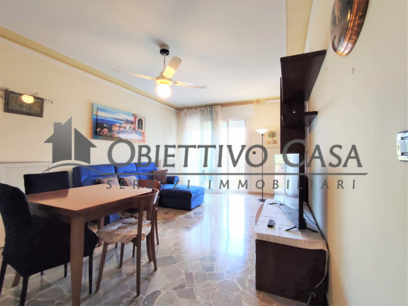 Proponiamo in affitto uno spazioso appartamento situato nel quartiere Guizza a due minuti a piedi...