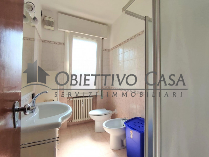 Proponiamo in affitto uno spazioso appartamento situato nel quartiere Guizza a due minuti a piedi...