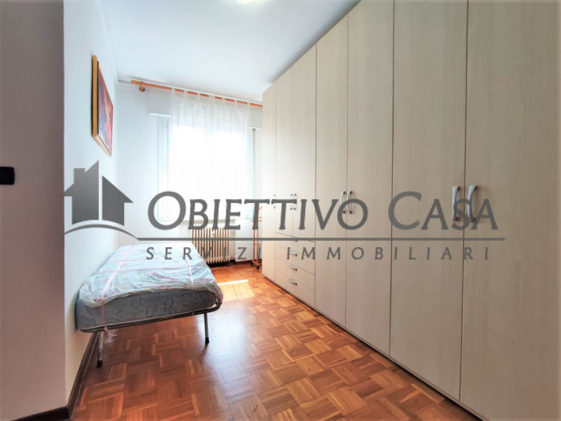 Proponiamo in affitto uno spazioso appartamento situato nel quartiere Guizza a due minuti a piedi...