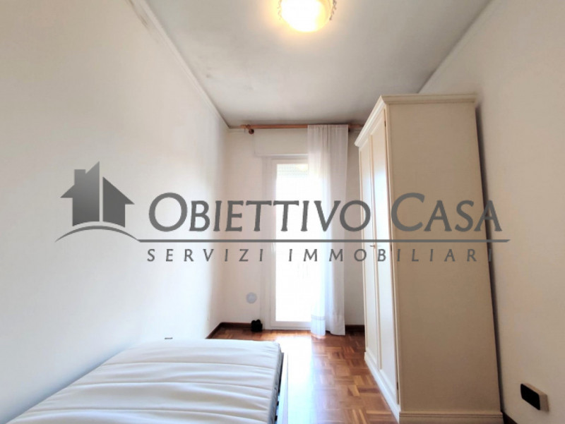 Proponiamo in affitto uno spazioso appartamento situato nel quartiere Guizza a due minuti a piedi...