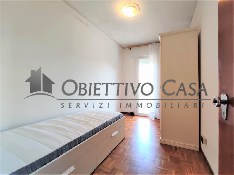 Proponiamo in affitto uno spazioso appartamento situato nel quartiere Guizza a due minuti a piedi...